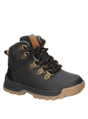 Calzado botín negro para niño, funcional y a la moda, perfecto para combinar con jeans y chaqueta impermeable.