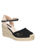 Alpargata negra para mujer con bordados, suela de plataforma de cuerda y correa ajustable.