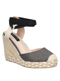 Alpargata negra de mujer con cuña y plataforma de yute trenzado, ideal para un estilo boho-chic.