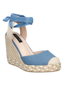 Alpargata azul de mujer estilo casual boho-chic, con plataforma de yute trenzado y punta cerrada en diseño clásico de cuña.