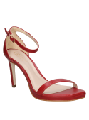 Tacón delgado y alto en sandalia roja de cuero para mujer, perfecta para combinar con vestidos de noche y faldas midi.