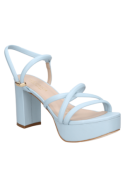 Moderna sandalia celeste de cuero para mujer, adecuada para un look profesional y sofisticado en la oficina.