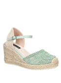 Calzado casual femenino verde con bordados y plataforma de fibra natural, ideal para un paseo veraniego.
