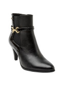 Botín Chelsea negro de cuero para mujer con taco aguja y punta puntiaguda.