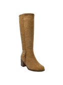 Bota de mujer camel de cuero gamuzado estilo casual con taco de 5.5 cm, ideal para invierno.