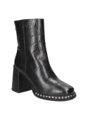 Botín de cuero negro para mujer con diseño de tachas y patrón reptil, ideal para un estilo urbano y chic.