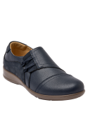 Elegante zapato azul de cuero para mujer, versátil para ocasiones formales.