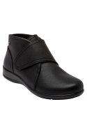Sofisticado botín negro de cuero para mujer, estilo minimalista que combina elegancia y comodidad en el día a día.
