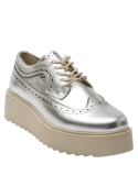 Zapato casual de cuero plata para mujer, con forro de poliuretano y caña de 6 cm.