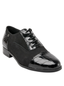 Zapato oxford negro de cuero con taco plano de 2.6 cm, ideal para ocasiones formales.