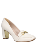 Zapato de cuero blanco, estilo casual y moderno, con tacón ancho y cadena metálica, ideal para ocasiones elegantes.