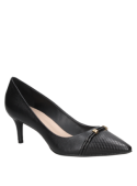 Zapato negro de cuero femenino, diseño minimalista y moderno, versátil para ocasiones formales y semi-formales.