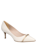 Adorno metálico sutil en zapato blanco de cuero para mujer, ofrece un toque de sofisticación sin excesos.