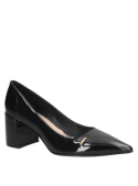 Zapato femenino en cuero negro, taco bloque y acabados elegantes para un toque chic.