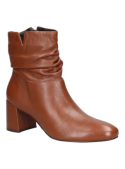 Elegante botín café de cuero para mujer, con elementos únicos y taco bloque, estilo casual.