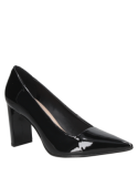 Zapato negro de cuero para mujer, diseño moderno con materiales de alta calidad.