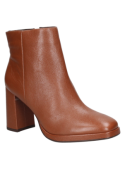 Botín de cuero café para mujer, ideal para trabajo o salidas nocturnas, elegante y discreto.