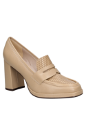 Zapato casual de cuero beige para mujer, ideal para un look moderno y distinguido.