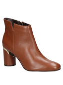 Botín casual de cuero café para mujer, con taco bloque y diseño delicado que eleva el estilo.