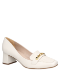 Calzado de mujer beige en cuero, estilo casual con detalles contemporáneos, perfecto para un conjunto formal o sofisticado.