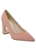 Elegante zapato rosado de cuero para mujer, ideal para ocasiones formales y laborales.