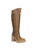 Bota de mujer en cuero café, con diseño versátil y sofisticado, ideal para combinar con un abrigo largo en invierno.