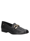 Elegante zapato de cuero negro, ideal para un look casual femenino.