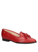 Zapato de mujer rojo tipo mocasín de cuero con borlas decorativas, ideal para looks formales y semi-formales.