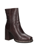 Botín marrón de cuero para mujer con tachas, estilo urbano chic, acabado reptil y taco bloque.