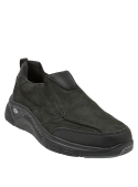 Calzado slip-on negro para hombre, con detalles en textil y sintético que añaden un toque contemporáneo y desenfadado.