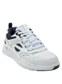 Zapatilla casual blanca de cuero para hombre, con entramado geométrico y detalles textiles dinámicos en la parte superior.