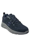 Zapatilla azul de cuero y textil, estilo athleisure, con entramado geométrico y detalles dinámicos en la parte superior.