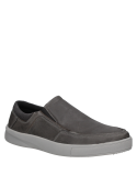 calzado gris casual de hombre, mezcla de cuero y textil, enfoque en confort y estilo.