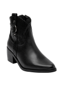 Elegante botín de cuero negro con tacón medio, hebilla decorativa y remaches metálicos, ideal para outfits casuales.