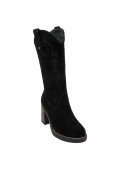 Elegante bota de cuero gamuzado negro con costuras decorativas, perfecta para combinar con jeans o vestidos largos.
