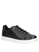 zapatilla de cuero negra para mujer, puntera cerrada que ofrece protección adicional y estilo sobrio urbano.