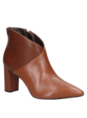 Botín de cuero café con estructura sofisticada y moderna, ideal para un look casual elegante en reuniones de trabajo.