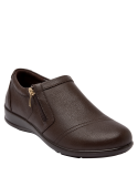 Zapato casual de cuero marrón, diseño robusto y duradero, ideal para eventos sociales con un look relajado.