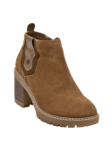 Botín café de cuero gamuzado para mujer, costura visible rústica, ideal para combinar con jeans ajustados o faldas midi.