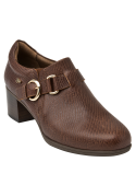 Zapato de cuero marrón cerrado para mujer, versátil para uso diario en entornos laborales, con diseño distinguido.