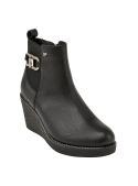 Elegante botín chelsea de cuero negro para mujer, con detalle elástico que facilita el calce y aporta flexibilidad.