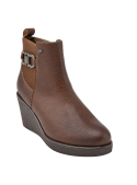 Elegante botín chelsea de cuero café para mujer, con detalle elástico lateral que facilita el calce y aporta flexibilidad.