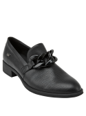 calzado de mujer en cuero negro, con tacón bajo cuadrado, destacando su comodidad y elegancia moderna.
