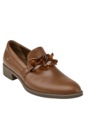 Calzado de cuero café para mujer, estilo mocasín con cadena en el empeine, tacón bajo cuadrado para mayor comodidad.