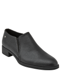 Zapato de cuero negro, diseño casual femenino, ideal para uso diario con comodidad.