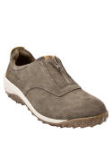 zapatilla taupe de cuero gamuzado, diseño funcional para mujer, perfecta para combinar con jeans en un look athleisure.
