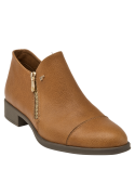 Zapato camel de cuero charol, diseño reptil, cremallera lateral, versátil para atuendos casuales y refinados.