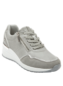 zapatilla femenina gris con diseño estiloso, combinando cuero y textil para un look casual