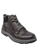 Botín de hombre en cuero gris, mezcla de practicidad y moda, adecuado para paseos al aire libre con estilo aventurero.