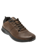 Zapato casual marrón de cuero y textil para hombre, estilo deportivo urbano, con cordones y ventilación.